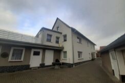Zweifamilienhaus mit Nebengelass & Garagen – Gepflegtes Anwesen 10 Minuten von Gebesee entfernt