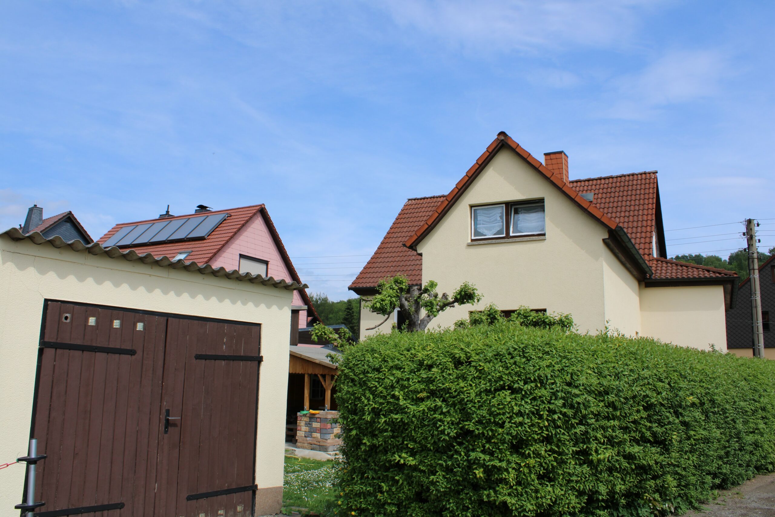 Einfamilienhaus inkl. Garten und 2 Garagen – Anwesen in Steinbach Hallenberg